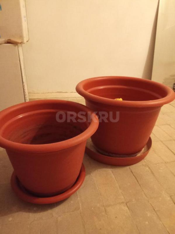Продам б/у пластиковые горшки под цветы (с поддонами): 
1)	Диаметр 50 см, высота 50 см.
2)	 2 горш - Орск