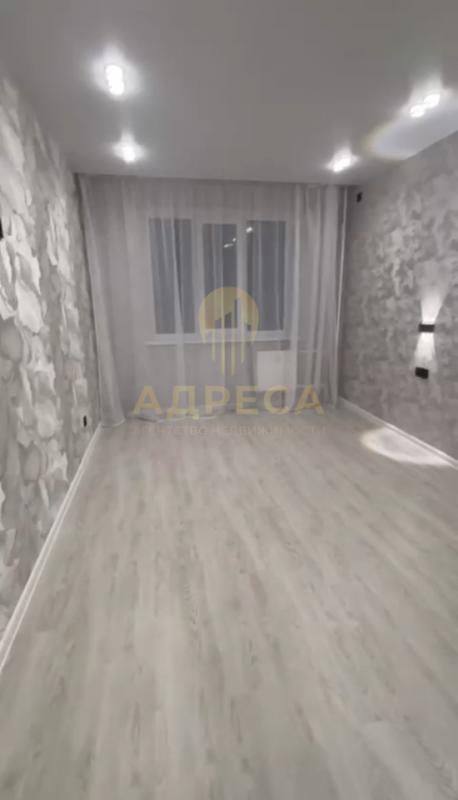 В продаже евро 3-ка, кухня-гостиная 21  кв м, 2 спальни,  раздельный с/у,  из мебели - кухня в 3 уро - Оренбург