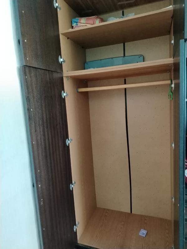 Шкаф для посуды со стеклянными полками и зеркалами, нижняя часть это тумбочка с двумя отделениями, в - Орск