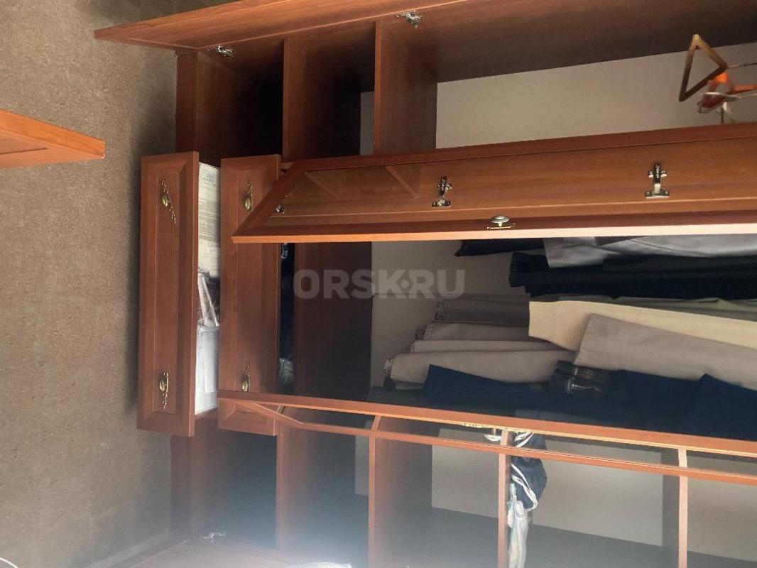 Продам спальный гарнитур:
- кровать - спальное место 160/200 , ортопедическая основа;
- шкаф для о - Орск