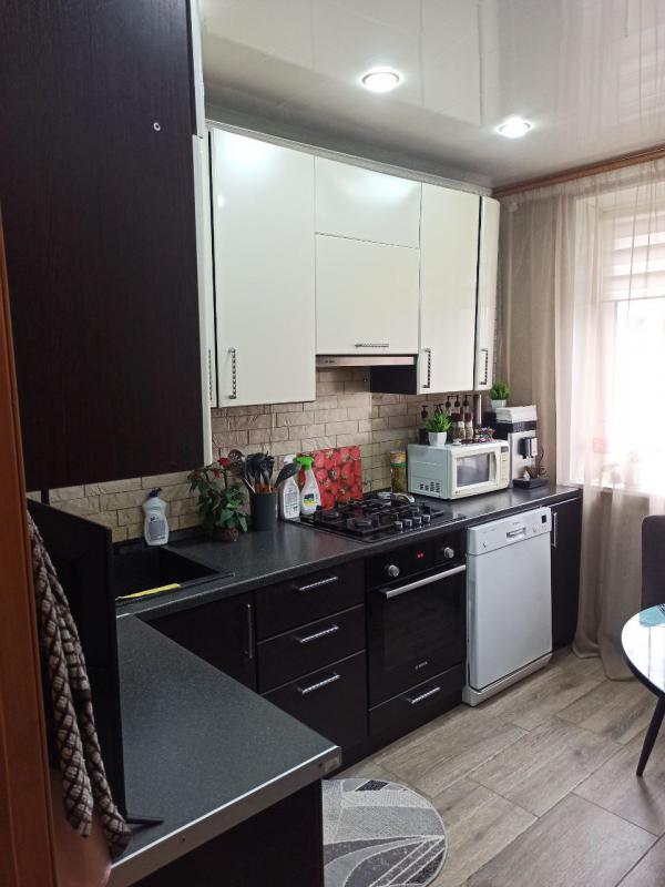 Продается шикарная улучшенная  трёхкомнатная квартира с современным ремонтом, по адресу: г. - Новотроицк