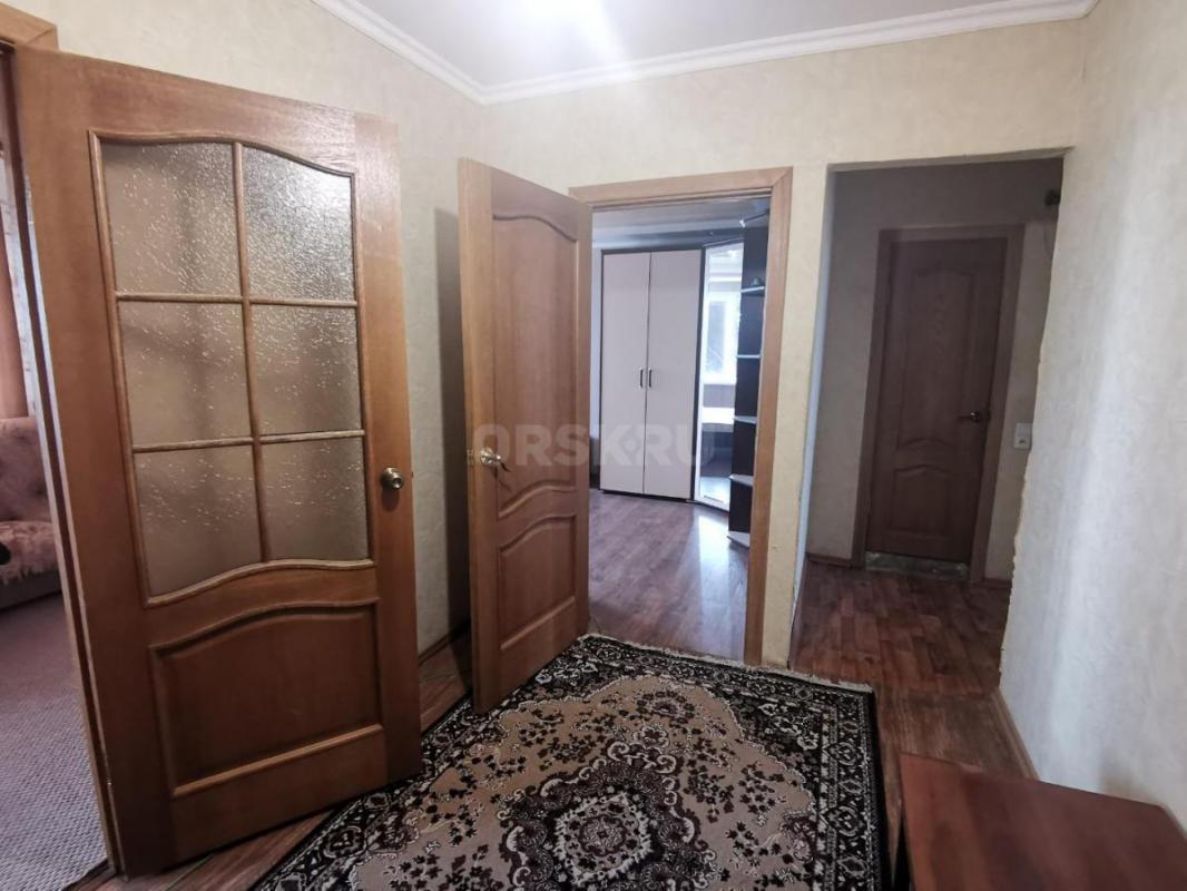 Продам отличную трехкомнатную квартиру улучшенной планировки по пр. - Орск