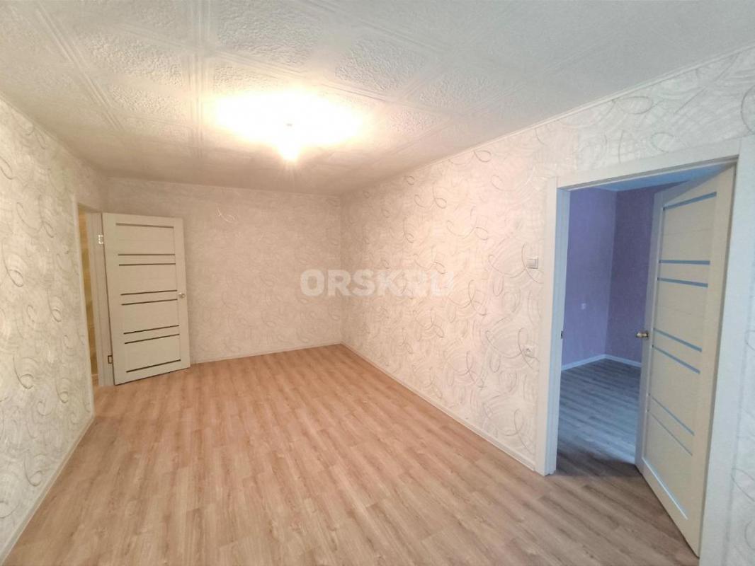 Предлагается к приобретению уютная двухкомнатная квартира общей площадью 40 квадратных метров, распо - Орск