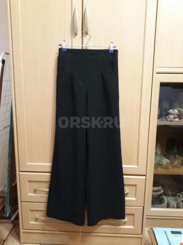 Платье р.40 -900 руб., платья р.146-152 по 900 руб., платья р.135-140 по 500 руб., платье р.129-134 - Орск