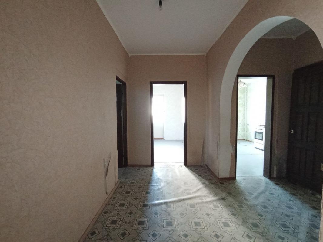 Продается большая 3-комнатная квартира  по адресу:  г. - Новотроицк