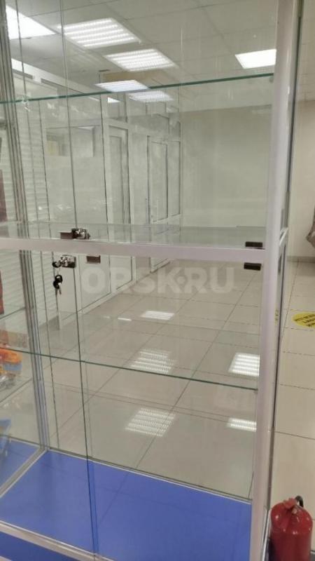 Продам витрины на замках 2 штуки высота 250см , ширина 90 см, глубина 45 см каркас металлический, 1ш - Орск