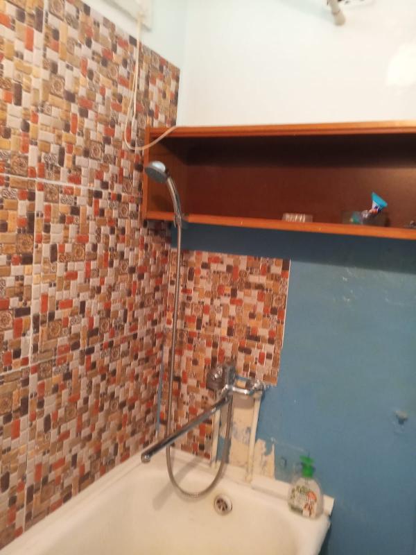 Квартира светлая тёплая без ремонта соседи спокойные двор после ремонта  рядом почта садик гимназия - Новотроицк