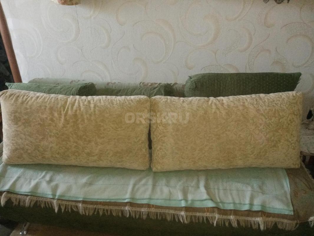 Подушки для дивана 45х90см в отличном состоянии, верх съёмный можно стирать, цвет золото, каждая по - Орск