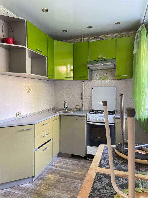 Продается уютная двухкомнатная квартира в кирпичном доме на первом (высоком) этаже. - Гай