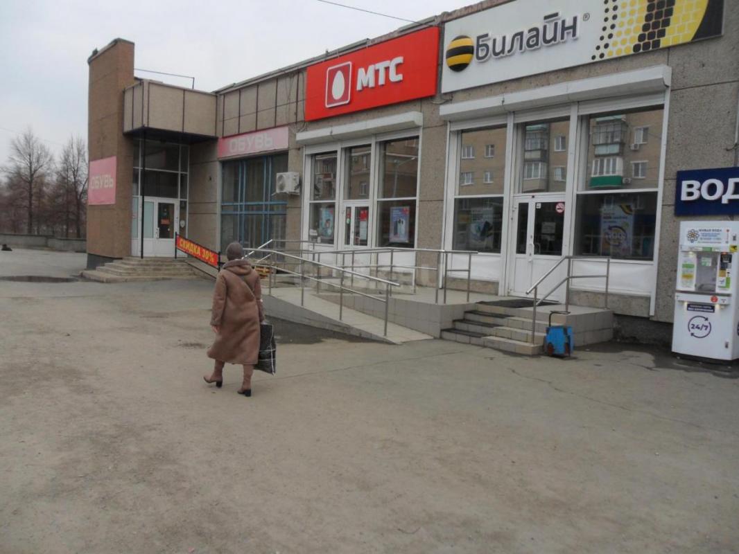 Сдается в аренду помещение 300кв/м  в центре города первая линия в районе рынка Авангард под торговл - Орск