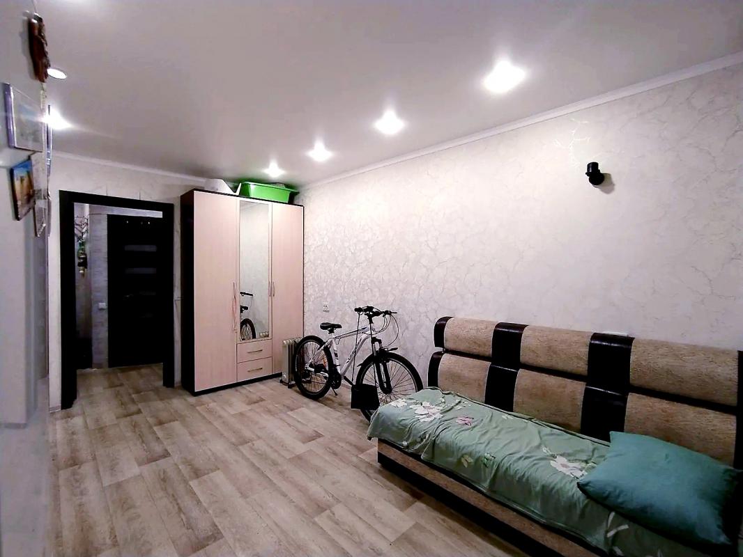 ПРОДАËТСЯ 2-Х КОМНАТНАЯ КВАРТИРА, В ЦЕНТРЕ ГОРОДА, НА 2 - ЭТАЖЕ, 5 - ТИ ЭТАЖНОГО КИРПИЧНОГО ДОМА, СО - Новотроицк