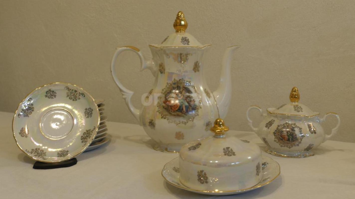 Мадонна - чайный сервиз на 12 персон, произв-во Kahla, ГДР, 55 предметов:
1) чайник доливной,
2) ч - Орск
