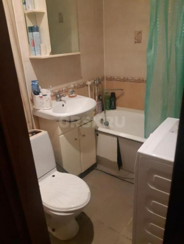 Продам квартиру в центре города площадью 57 квадратов, второй этаж пятиэтажного дома. - Орск