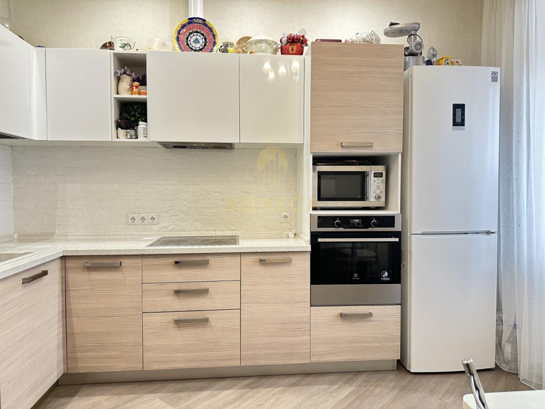 Продаётся просторная трёхкомнатная квартира на комфортном 9 этаже. - Оренбург