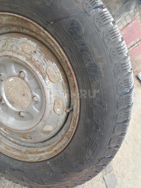 Продам резину в сборе.3 колеса в хорошем состоянии,одно с камерой есть грыжа. 215/65/16. - Орск