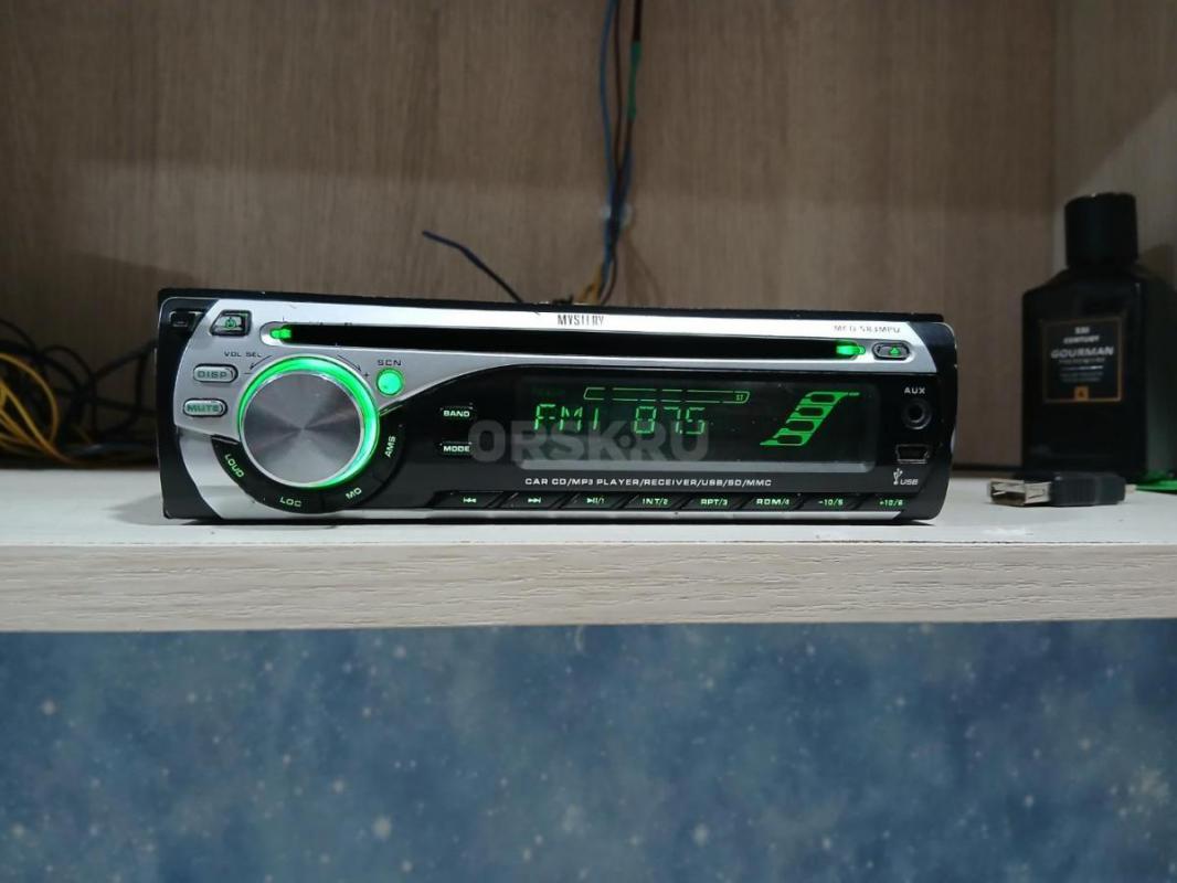 Продам оригитальную магнитолу , аукс , усби , дисковод всё работает , в отличном состоянии. (Провода - Новоорск