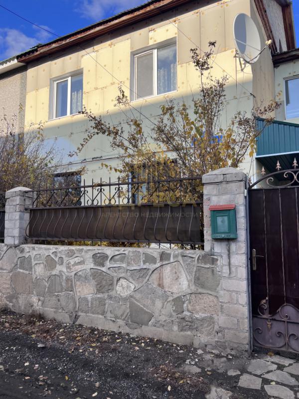 Продаётся 2-х этажный дом с земельным участком площадью 9 соток. - Кувандык