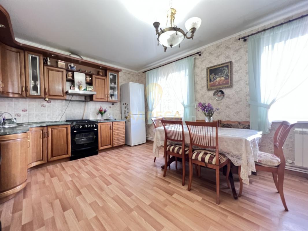 Продаётся 2-х этажный дом с земельным участком площадью 9 соток. - Кувандык