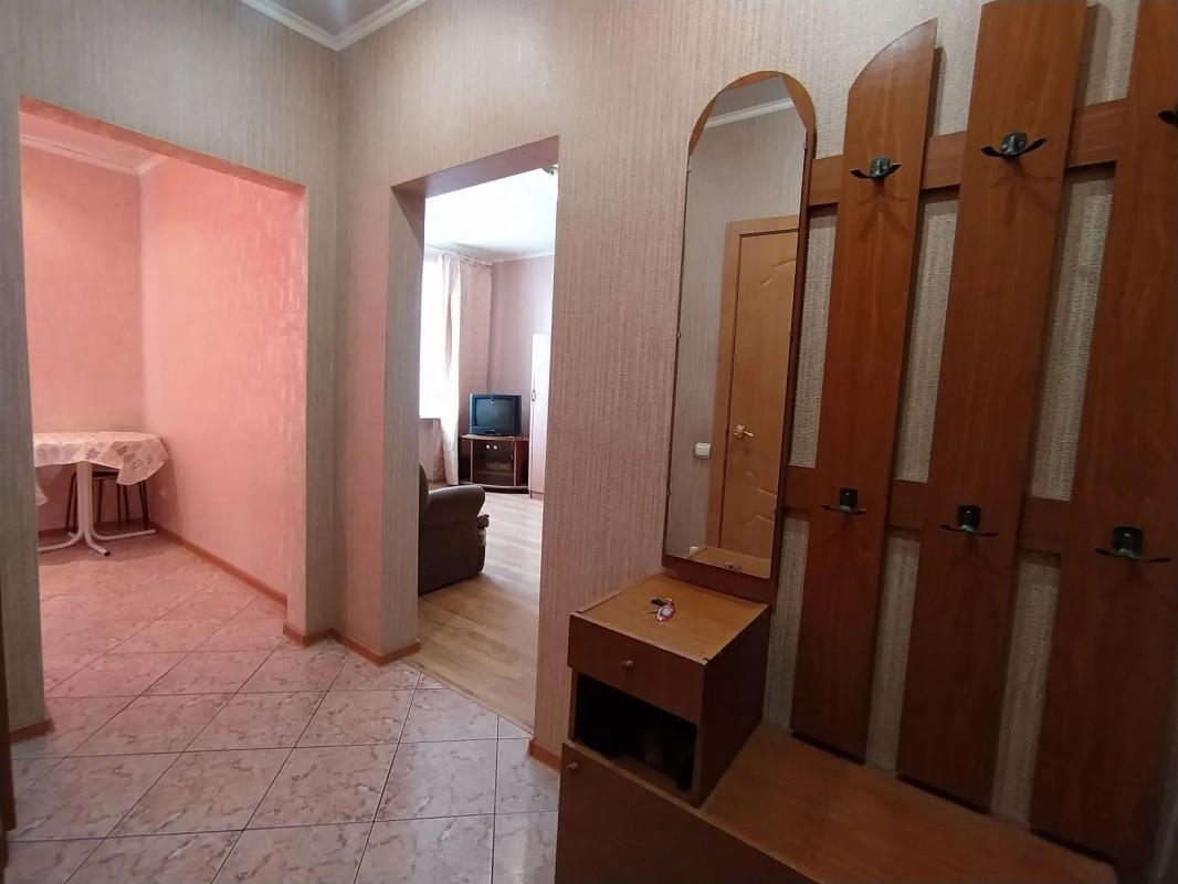 КОМНАТНАЯ КВАРТИРА, В ОДНОМ ИЗ ЭЛИТНЫХ ДОМОВ СТАРОГО ТИПА, 
ПО АДРЕСУ : Г. - Новотроицк