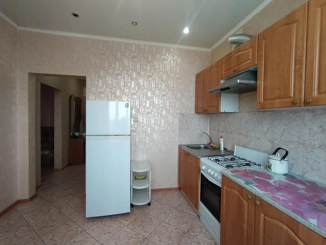 КОМНАТНАЯ КВАРТИРА, В ОДНОМ ИЗ ЭЛИТНЫХ ДОМОВ СТАРОГО ТИПА, 
ПО АДРЕСУ : Г. - Новотроицк