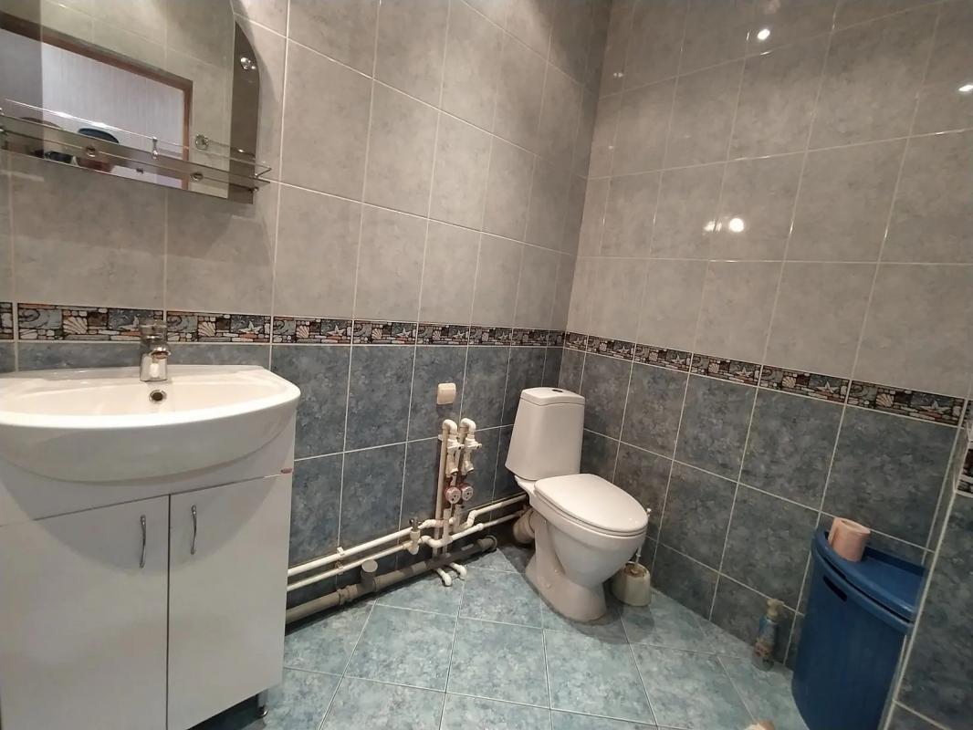 КОМНАТНАЯ КВАРТИРА, В ОДНОМ ИЗ ЭЛИТНЫХ ДОМОВ СТАРОГО ТИПА, 
ПО АДРЕСУ : Г. - Новотроицк