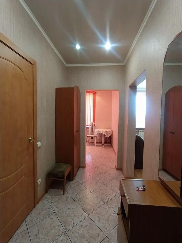 КОМНАТНАЯ КВАРТИРА, В ОДНОМ ИЗ ЭЛИТНЫХ ДОМОВ СТАРОГО ТИПА, 
ПО АДРЕСУ : Г. - Новотроицк