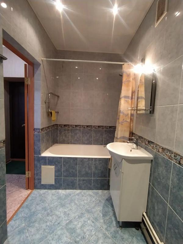 КОМНАТНАЯ КВАРТИРА, В ОДНОМ ИЗ ЭЛИТНЫХ ДОМОВ СТАРОГО ТИПА, 
ПО АДРЕСУ : Г. - Новотроицк