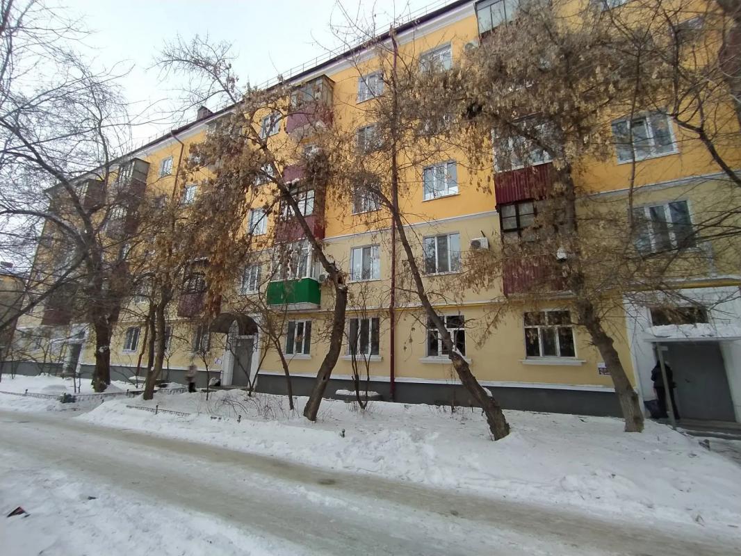 КОМНАТНАЯ КВАРТИРА, В ОДНОМ ИЗ ЭЛИТНЫХ ДОМОВ СТАРОГО ТИПА, 
ПО АДРЕСУ : Г. - Новотроицк