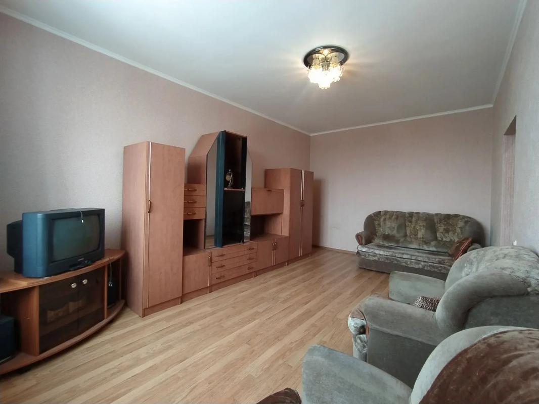 КОМНАТНАЯ КВАРТИРА, В ОДНОМ ИЗ ЭЛИТНЫХ ДОМОВ СТАРОГО ТИПА, 
ПО АДРЕСУ : Г. - Новотроицк