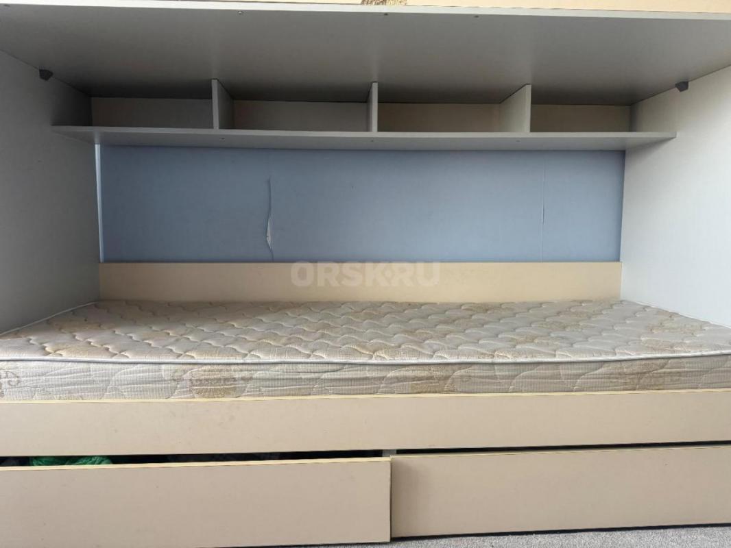 Продам кровать двухъярусную 90*200 б/у , серо- бежевая ,есть ящики для белья или одежды. - Орск
