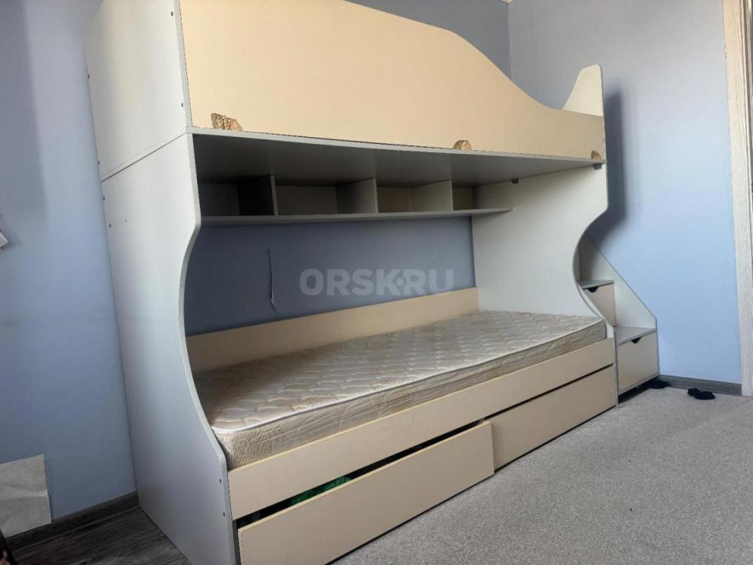 Продам кровать двухъярусную 90*200 б/у , серо- бежевая ,есть ящики для белья или одежды. - Орск