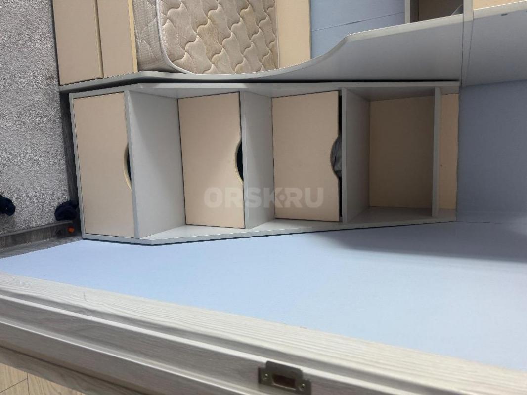 Продам кровать двухъярусную 90*200 б/у , серо- бежевая ,есть ящики для белья или одежды. - Орск
