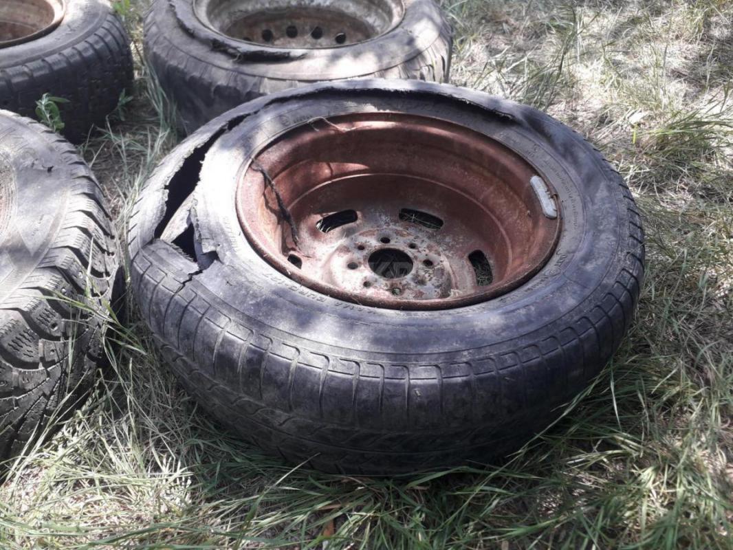 Диски диаметр примерно 32,3мм, вероятно R13 бу , стоят покрышки бу на выброс. - Орск