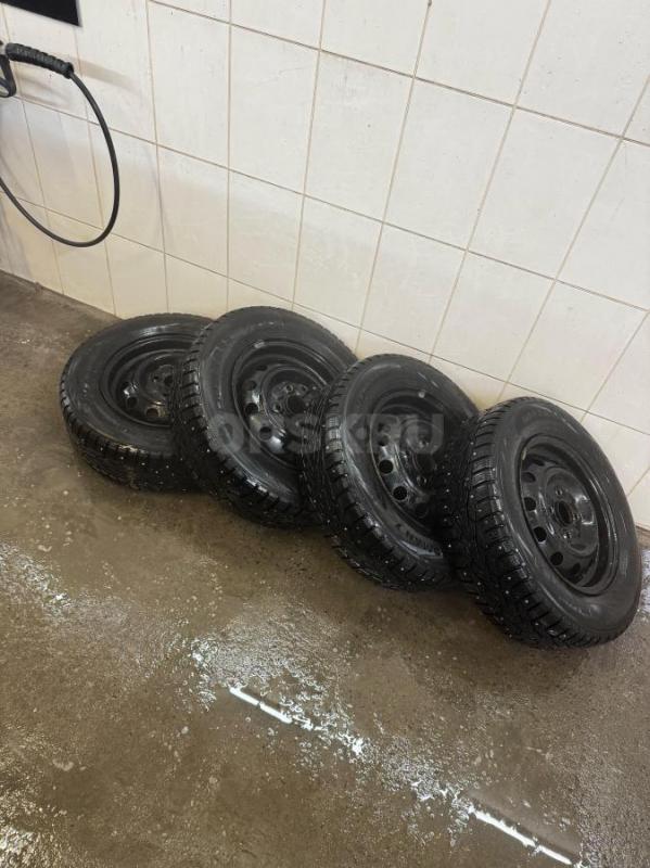 Продам колеса зимние r13 , резина уставшая , один балон спускает , а так чувствует себя хорошо на до - Орск