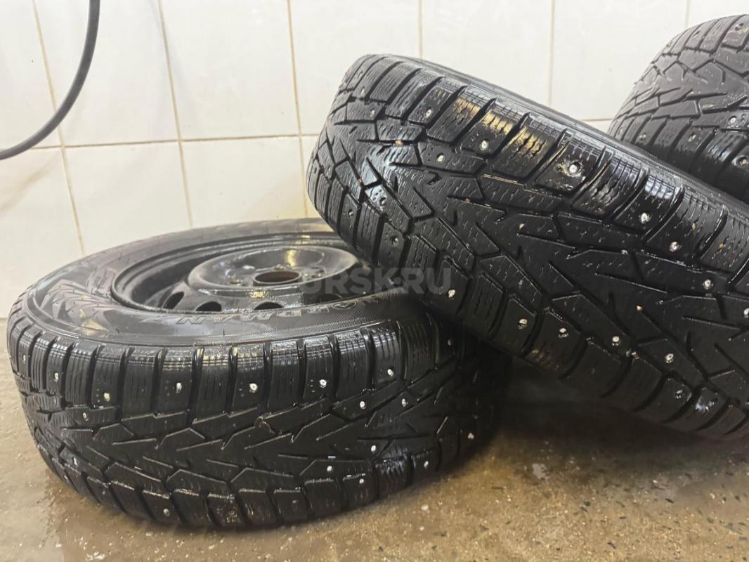 Продам колеса зимние r13 , резина уставшая , один балон спускает , а так чувствует себя хорошо на до - Орск