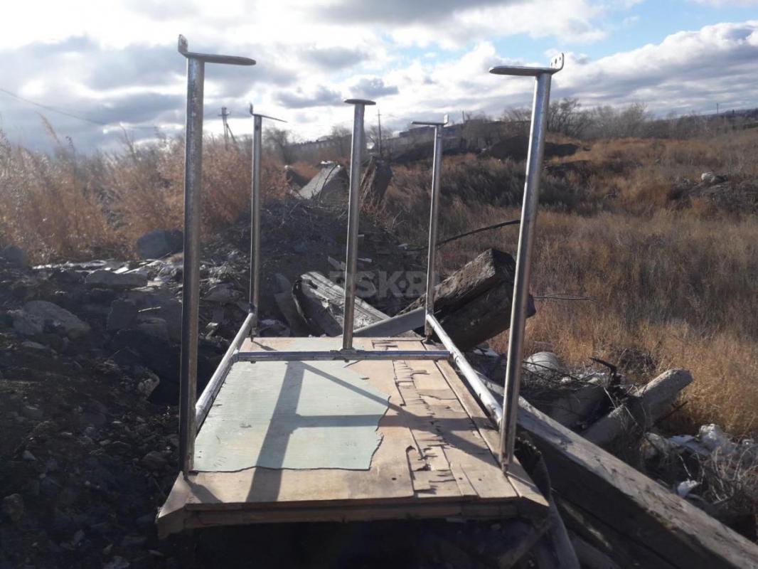 Стол без столешницы (ножки)  хром, бу, следы бытования , краска, загрязнение, ржа, нет пластиковых з - Орск