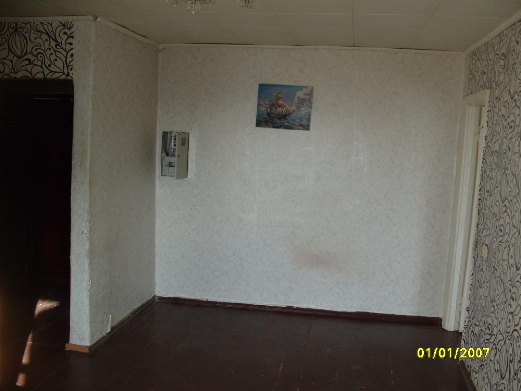 сдам  на длительный срок  трехкомнатную  квартиру -маломерку, очень теплая , есть  диван , холодильн - Новотроицк