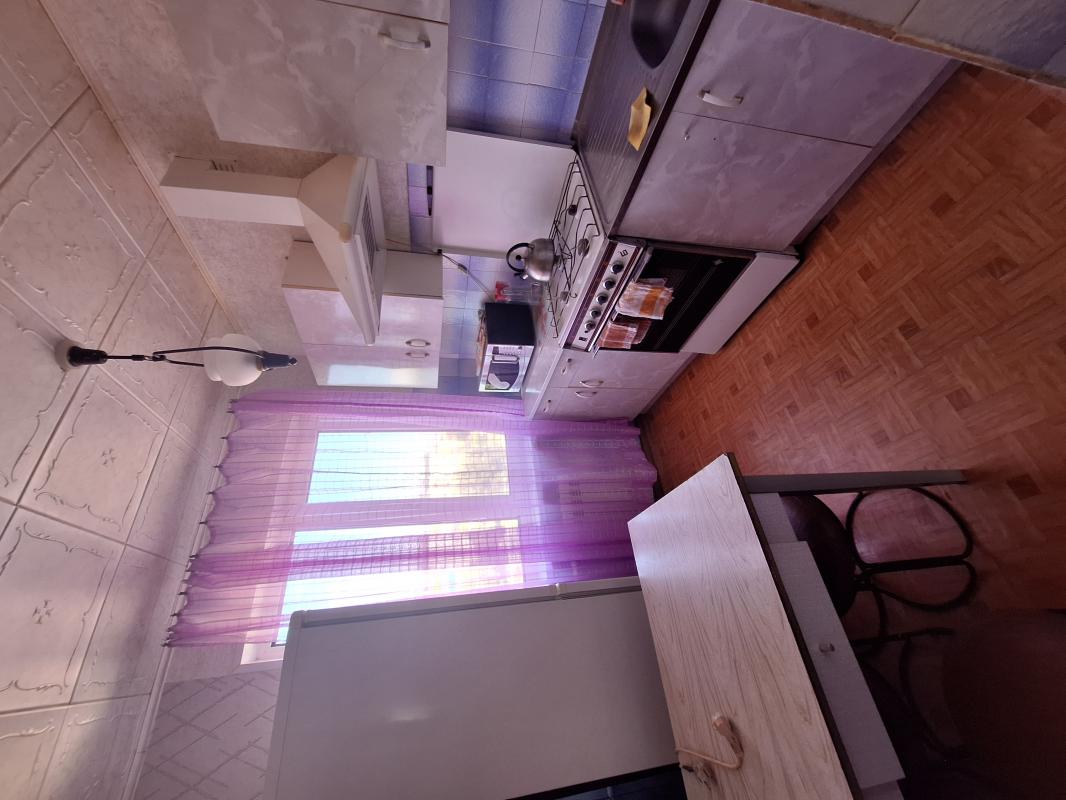 Продам, теплая уютная квартира, планировка распашонка, Балкон, окна на две стороны, вся инфраструкту - Новотроицк