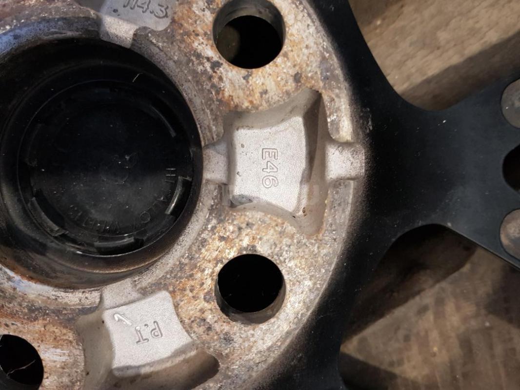 Продам два литых диска R16 сверловка 5/114,3 вылет 46, цо66.1 или 67,1 нужно мерить, диски без ремон - Орск