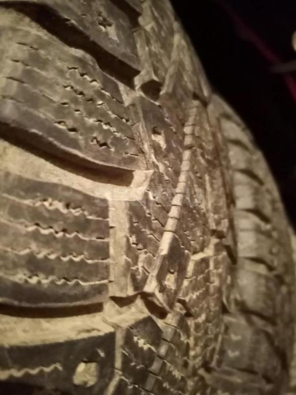 Шины Pirelli 185/65 R15, шипов нет, протектор хороший, порезов нет. - Орск