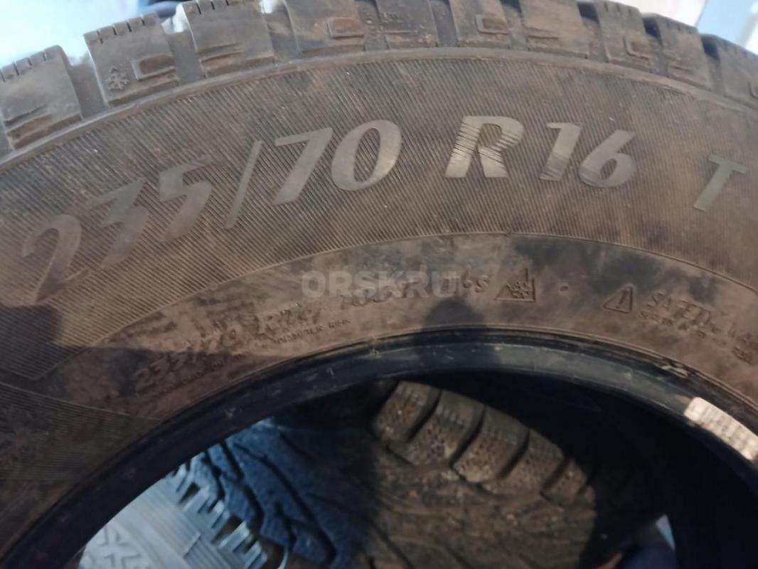 Зимние шины  Матодор б/у 235/75 R 16 шипов нет, но протектор можно ездить,  4 штуки, цена  11000 руб - Орск