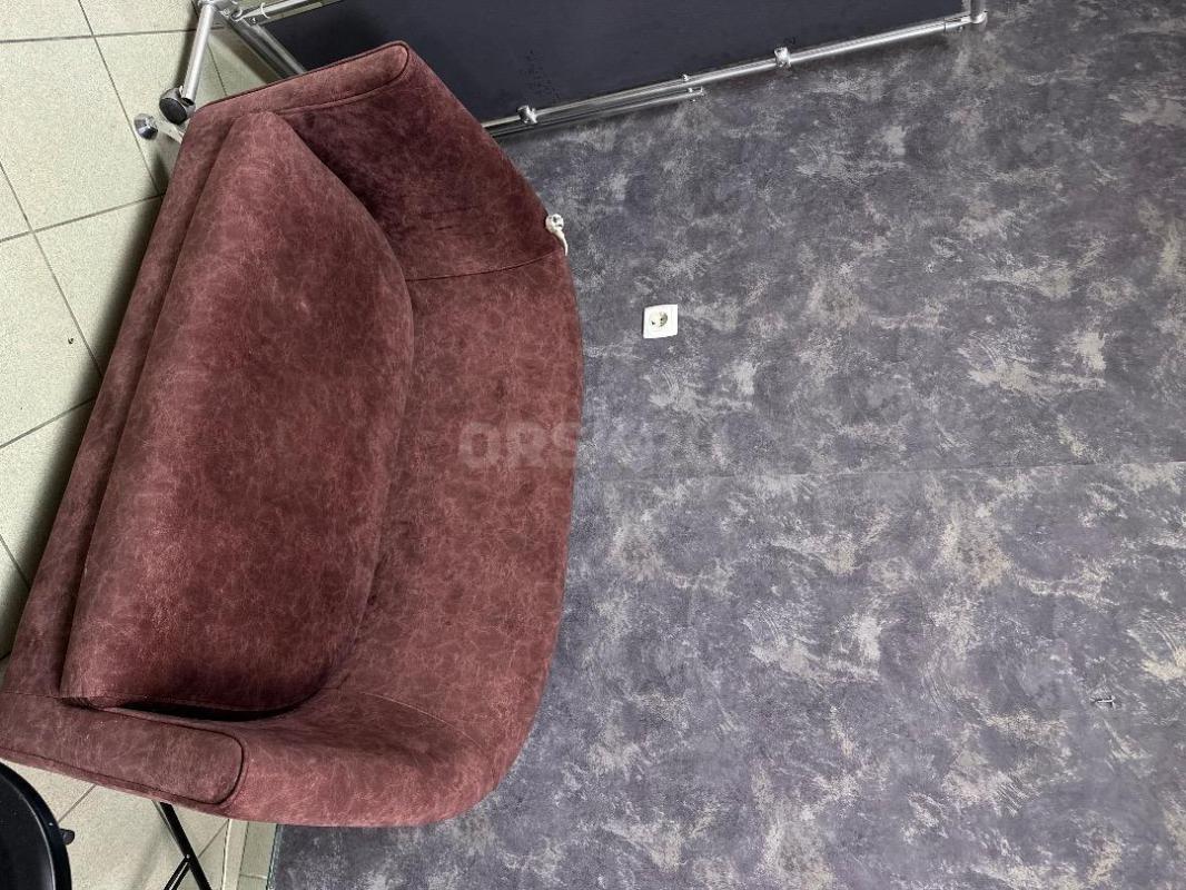 Зеркало настенное 
В отличном состоянии 
Лампочки в подарок 
80 высота 
Метр ширина
8000 тыс - Орск