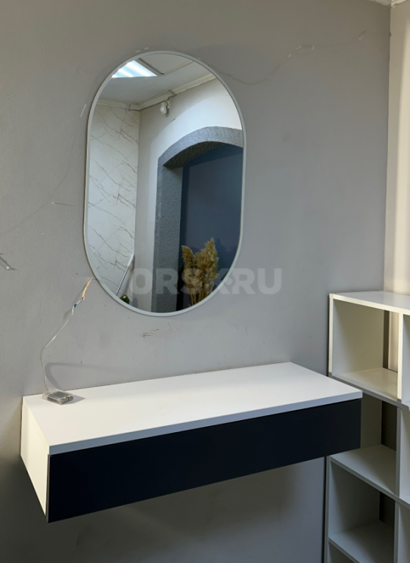 Зеркало настенное 
В отличном состоянии 
Лампочки в подарок 
80 высота 
Метр ширина
8000 тыс - Орск