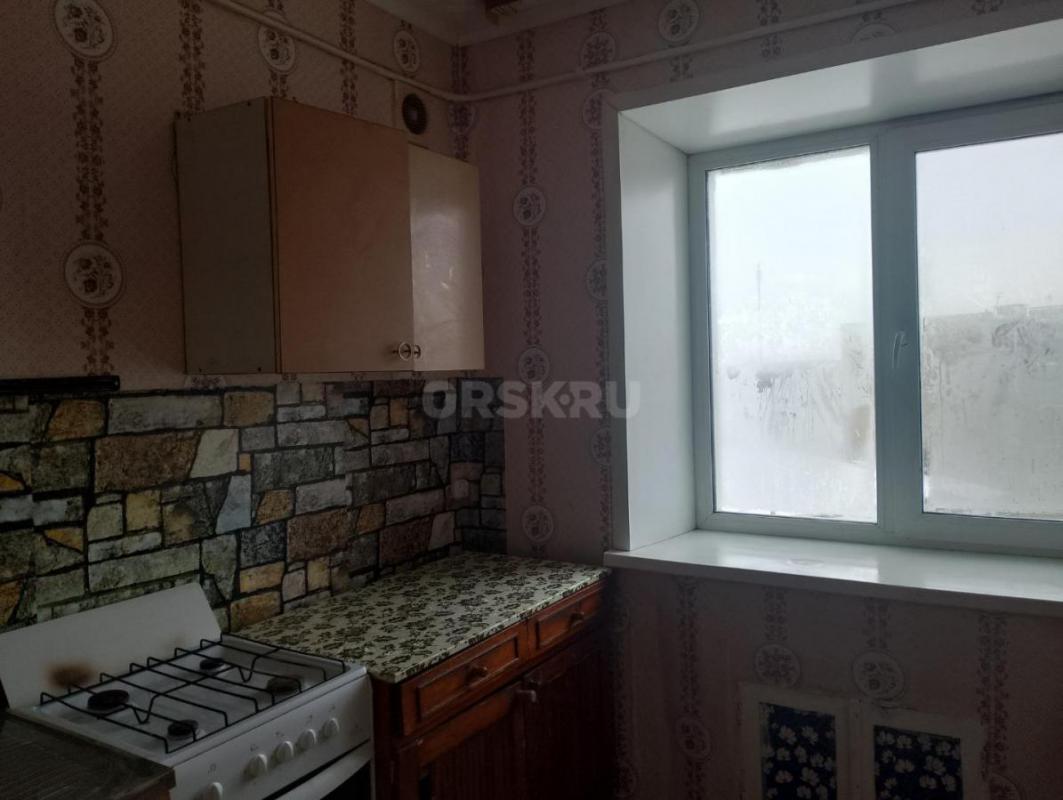 Сдается квартира 5/5, Комарова 20, рядом женская консультация, магазины,школы,дет.сады,парк Северный - Орск