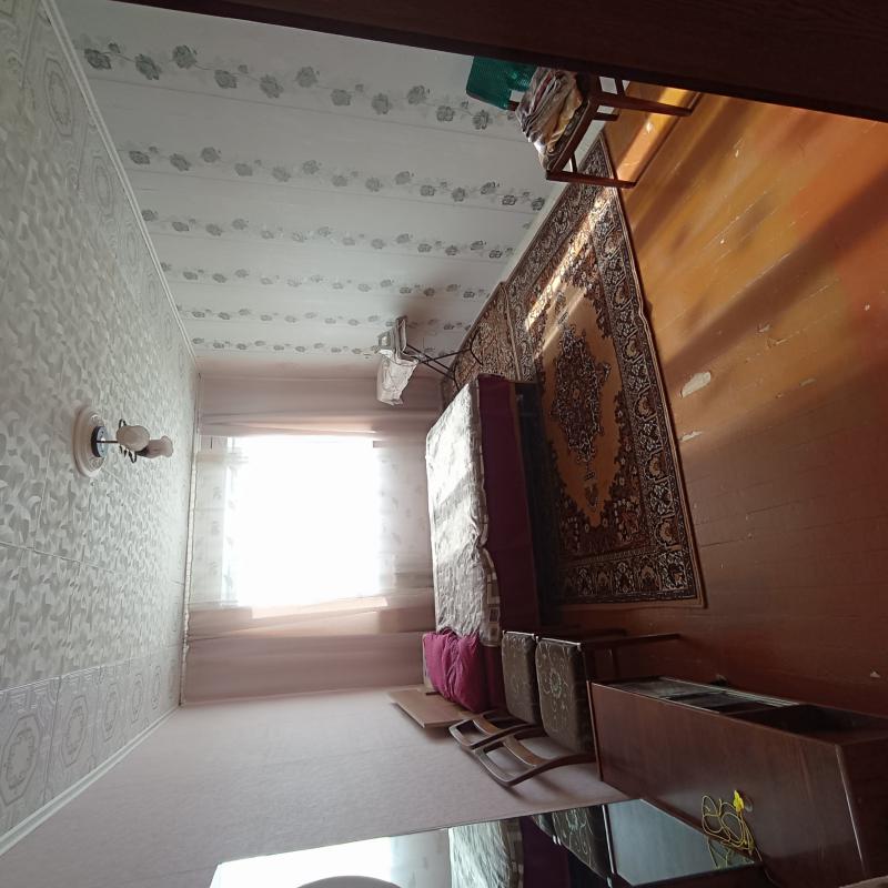 Продаю квартиру с раздельными ходами и видом из кна на разные стороны дома, Окна пластиковые, балкон - Новотроицк