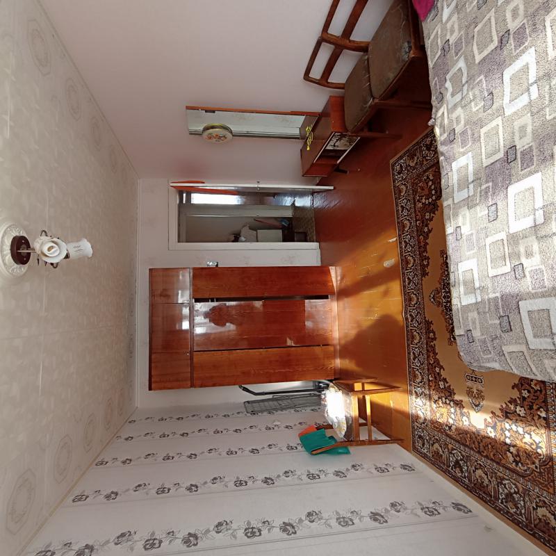 Продаю квартиру с раздельными ходами и видом из кна на разные стороны дома, Окна пластиковые, балкон - Новотроицк