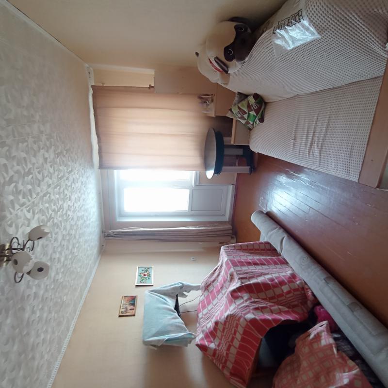 Продаю квартиру с раздельными ходами и видом из кна на разные стороны дома, Окна пластиковые, балкон - Новотроицк