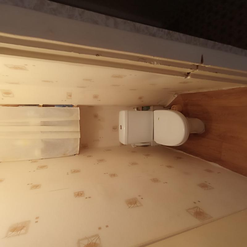 Продаю квартиру с раздельными ходами и видом из кна на разные стороны дома, Окна пластиковые, балкон - Новотроицк