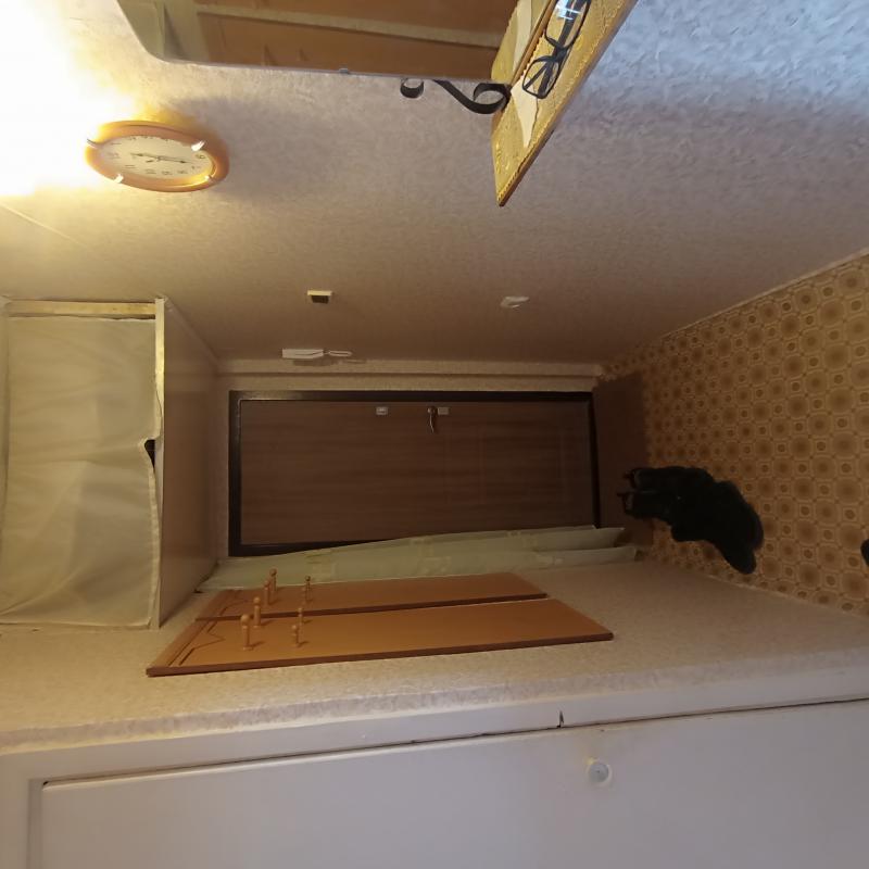 Продаю квартиру с раздельными ходами и видом из кна на разные стороны дома, Окна пластиковые, балкон - Новотроицк