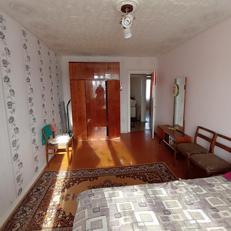 Продаю квартиру с раздельными ходами и видом из кна на разные стороны дома, Окна пластиковые, балкон - Новотроицк